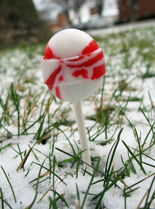 Candy Cane Tootsie Pop sans wrapper